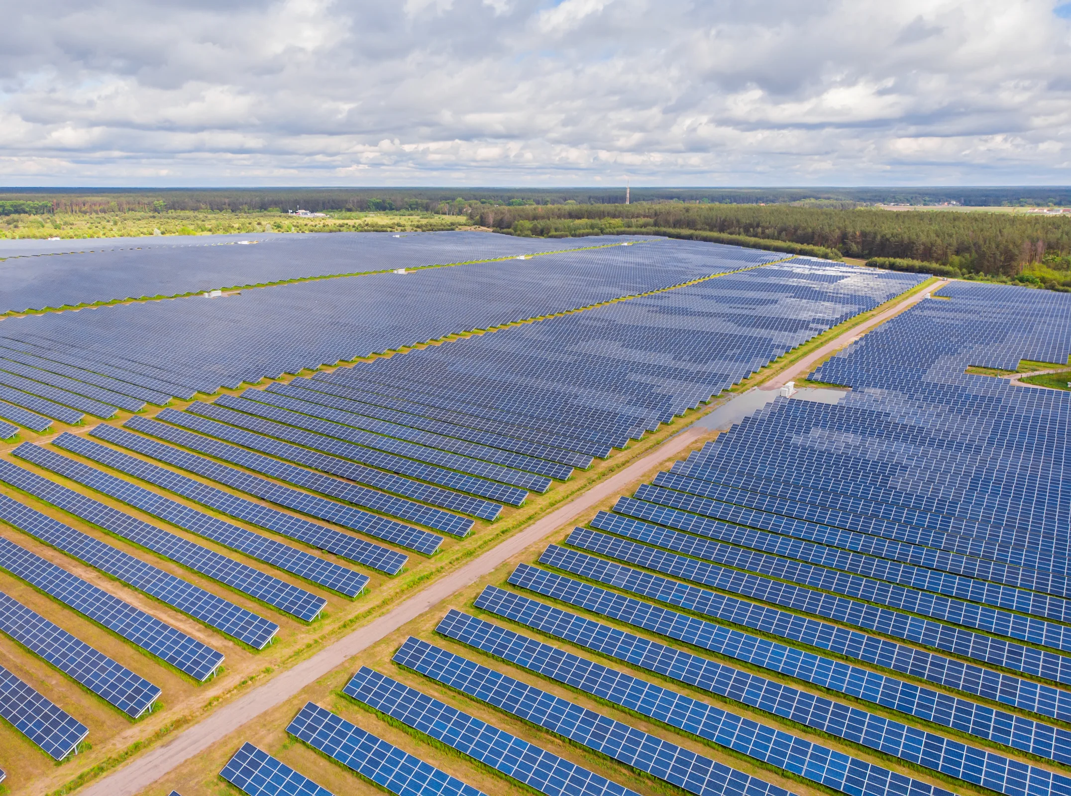 Panouri fotovoltaice pentru producerea energiei solare — fotografie stock cu rol ilustrativ